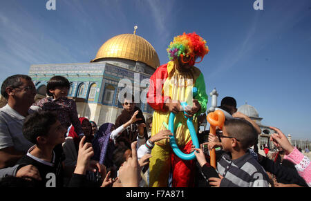 Jérusalem, Jérusalem, territoire palestinien. 27 Nov, 2015. Un clown joue avec les enfants palestiniens en face de la coupole de la mosquée de Rock après la prière du vendredi à la mosquée al-Aqsa, troisième lieu saint de l'Islam, dans la vieille ville de Jérusalem le 27 novembre 2015 Crédit : Mahfouz Abu Turk/APA/Images/fil ZUMA Alamy Live News Banque D'Images