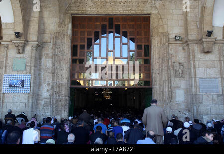 Jérusalem, Jérusalem, territoire palestinien. 27 Nov, 2015. Fidèles musulmans palestiniens assister aux prières du vendredi à la mosquée al-Aqsa, troisième lieu saint de l'Islam, dans la vieille ville de Jérusalem le 27 novembre 2015 Crédit : Mahfouz Abu Turk/APA/Images/fil ZUMA Alamy Live News Banque D'Images