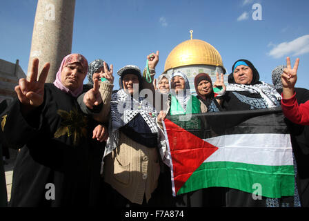 Jérusalem, Jérusalem, territoire palestinien. 27 Nov, 2015. Les femmes palestiniennes victoire éclair chanter devant le dôme de la mosquée de Rock après la prière du vendredi à la mosquée al-Aqsa, troisième lieu saint de l'Islam, dans la vieille ville de Jérusalem le 27 novembre 2015 Crédit : Mahfouz Abu Turk/APA/Images/fil ZUMA Alamy Live News Banque D'Images