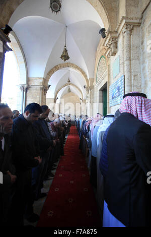 Jérusalem, Jérusalem, territoire palestinien. 27 Nov, 2015. Fidèles musulmans palestiniens assister aux prières du vendredi à la mosquée al-Aqsa, troisième lieu saint de l'Islam, dans la vieille ville de Jérusalem le 27 novembre 2015 Crédit : Mahfouz Abu Turk/APA/Images/fil ZUMA Alamy Live News Banque D'Images