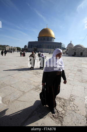 Jérusalem, Jérusalem, territoire palestinien. 27 Nov, 2015. Wrshipers musulmans palestiniens marcher devant le Dôme du Rocher après la prière du vendredi à la mosquée mosquée al-Aqsa, troisième lieu saint de l'Islam, dans la vieille ville de Jérusalem le 27 novembre 2015 Crédit : Mahfouz Abu Turk/APA/Images/fil ZUMA Alamy Live News Banque D'Images