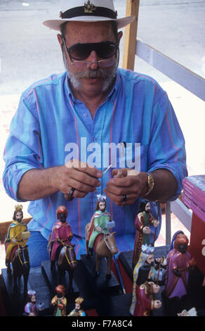 Un artisan sculpte santeros Ponce lors d'une foire de l'artisanat, Plaza de Las Delicias, Ponce, Puerto Rico, des Caraïbes. Banque D'Images