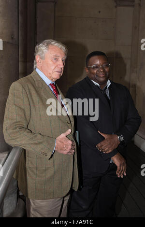 Londres, Royaume-Uni. 27 novembre 2015. Don McCullin avec Isaac Julien. Lancement presse de Londres 2016 Photo, l'événement international de photographie qui se déroule à nouveau à Somerset House après qu'il a été fondé en 2015 par Fariba Farshad et Michael Benson. 80 des plus importantes galeries d'art participeront à cet événement et le photographe de guerre légendaire a été annoncé que Photo Londres maître de la photographie. Il fera l'objet d'une exposition spéciale en association avec Hamiltons Gallery. La Photo Londres 2016 se déroulera du 19 au 22 mai 2016. Banque D'Images