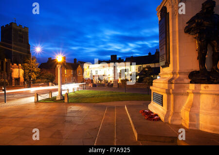 War Memorial et High Street au crépuscule Colchester Essex en Angleterre Banque D'Images