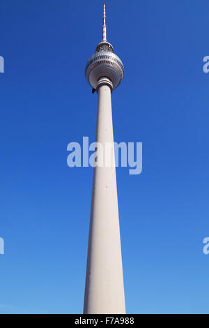 Berliner Fernsehturm, la tour de télévision de l'Alexanderplatz, Berlin, Allemagne. Banque D'Images