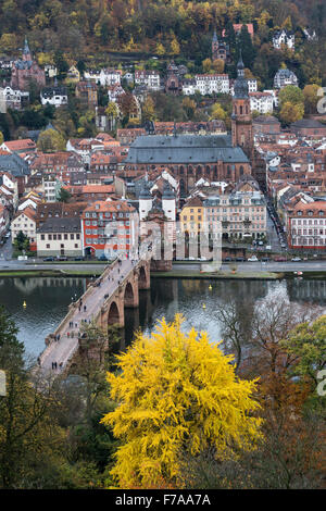 Vue de l'Philsophenweg à Neckar, Vieux Pont, également Carl Theodor Bridge et centre historique avec Heiliggeistkirche en automne Banque D'Images