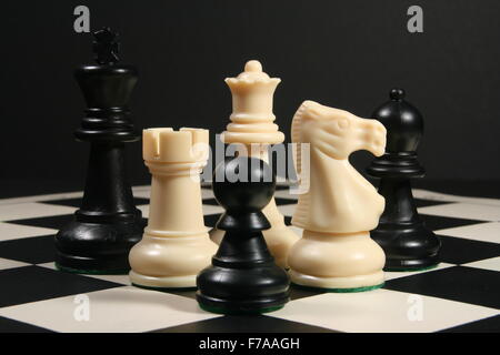 Pièces des échecs à bord avec fond noir Banque D'Images