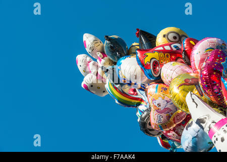 Colorful balloons against a blue sky Banque D'Images