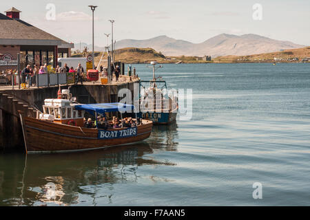 Vue sur le port d'Oban, Argyll & Bute, Ecosse montrant bateaux,boutiques,mer et montagne Banque D'Images