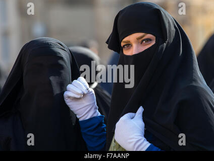 Musulman chiite iranien femme portant un Niqab Deuil Imam Hussein Le jour de Tasua, la province du Lorestan, Khorramabad, Iran Banque D'Images