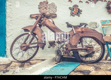 Old rusty bike utilisé comme décoration à Zia grec village, Grèce Banque D'Images