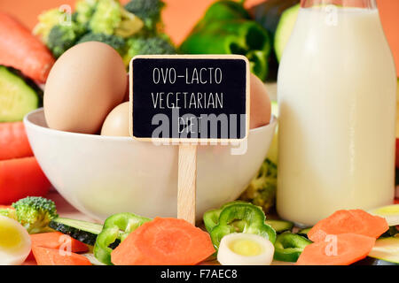 Libre d'une pancarte avec le texte ovo-lacto végétarien régime sur une table pleine de légumes crus différents, un bol avec un peu de chi Banque D'Images