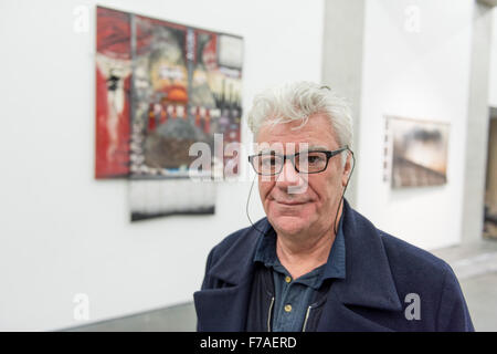 Eastbourne, East Sussex, UK. 27 novembre, 2015. John Napier, créateur de costumes et décors photographiés ici avant l'ouverture de son show "stages, au-delà du quatrième mur" à la galerie d'Art Towner. Le spectacle s'est déroulé du 29 novembre 2015 au 31 janvier 2016. Banque D'Images