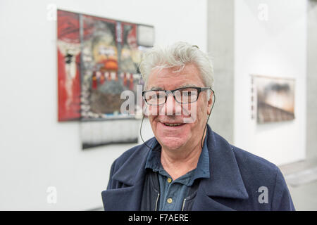 Eastbourne, East Sussex, UK. 27 novembre, 2015. John Napier, créateur de costumes et décors photographiés ici avant l'ouverture de son show "stages, au-delà du quatrième mur" à la galerie d'Art Towner. Le spectacle s'est déroulé du 29 novembre 2015 au 31 janvier 2016. Banque D'Images