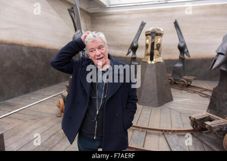 Eastbourne, East Sussex, UK. 27 novembre, 2015. John Napier, créateur de costumes et décors photographiés ici avant l'ouverture de son show "stages, au-delà du quatrième mur" à la galerie d'Art Towner. Le spectacle s'est déroulé du 29 novembre 2015 au 31 janvier 2016. Banque D'Images