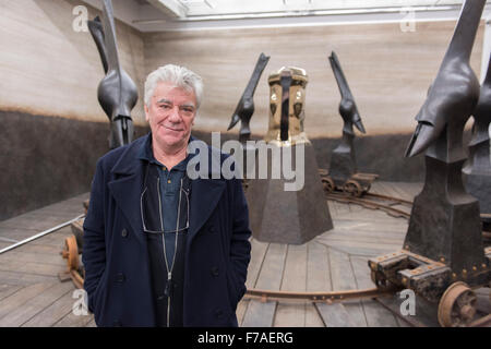 Eastbourne, East Sussex, UK. 27 novembre, 2015. John Napier, créateur de costumes et décors photographiés ici avant l'ouverture de son show "stages, au-delà du quatrième mur" à la galerie d'Art Towner. Le spectacle s'est déroulé du 29 novembre 2015 au 31 janvier 2016. Banque D'Images