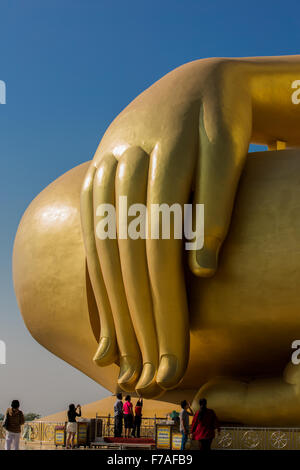 Une énorme sculpture de Bouddha, se concentrer sur la main d'offres à Wat Muang - Ang Thong, Thaïlande Banque D'Images