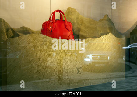 Magasin de luxe Louis Vuitton, magasin de mode dans la rue Parizska, vieille ville de Prague, République Tchèque Banque D'Images