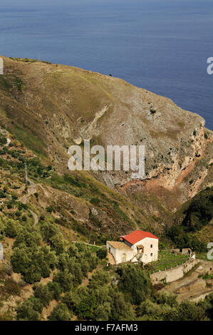 Maison isolée sur une colline près de Taormina, Sicile, Italie Banque D'Images