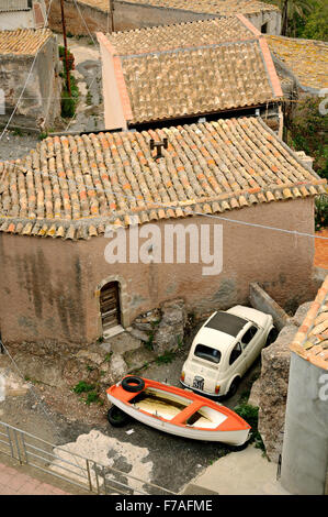 Fiat 500 blanc et petit bateau en Forza d'Agrò, Sicile, Italie Banque D'Images