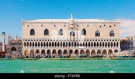 St Mark's Campanile (Campanile di San Marco) et du Palais des Doges (Palazzo Ducale) à Venise (Venezia), l'UNESCO Banque D'Images