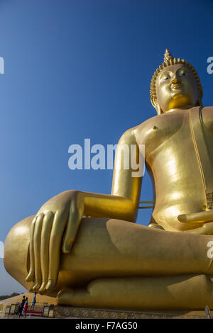 Une énorme sculpture de Bouddha, se concentrer sur la main d'offres à Wat Muang - Ang Thong, Thaïlande Banque D'Images