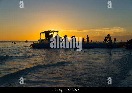 Grand bananaboat auprès des touristes sur l'île de Boracay aux Philippines Banque D'Images