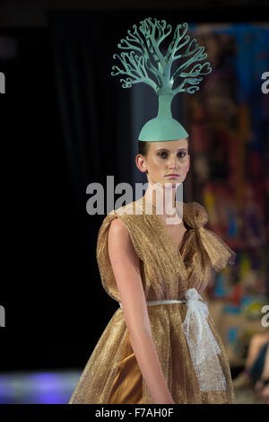 Pose du modèle sur la piste dans la conception par Andres Aquino (USA) au cours de couture Fashion Week, collections automne 2015, New York. Banque D'Images