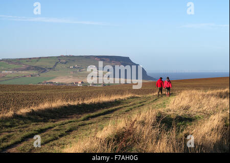 Jeune couple en train de marcher le long de la route de Cleveland près de Staithes, North Yorkshire, England, UK Banque D'Images