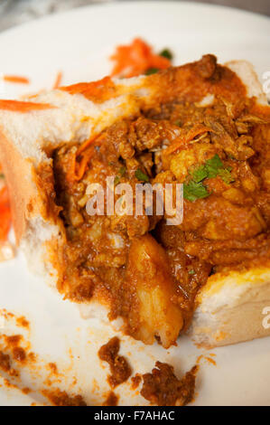 Un sud-africain traditionnel bunny chow, Indian curry servi dans une miche de pain évidé. Durban, Afrique du Sud. Banque D'Images