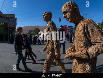 Les hommes musulmans chiites iraniens couvert de boue pendant la journée, Ashura, province du Kurdistan, l'Iran Bijar Banque D'Images