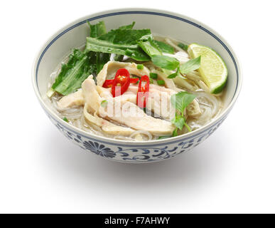 Pho ga, la soupe de nouilles de riz poulet vietnamien isolé sur fond blanc Banque D'Images