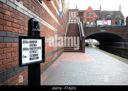 Direction d'un signe sur l'allée du canal off St à Birmingham Banque D'Images