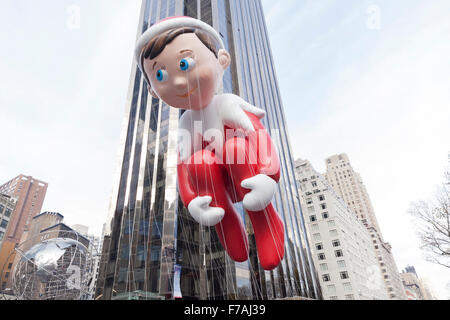 New York, NY USA - 26 novembre 2015 : Elf géant sur la plate-forme de vol en ballon à la 89e assemblée annuelle de Macy's Thanksgiving Day Parade sur Columbus Circle Banque D'Images