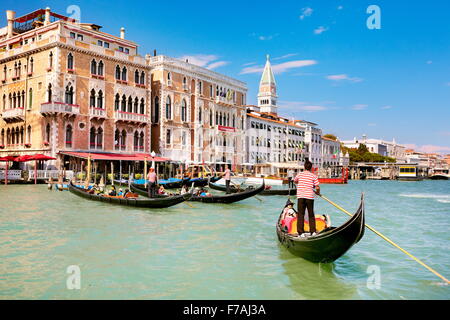 Gondolier découlant gondola, Grand Canal (Canal Grande), Venise, Vénétie, Italie, l'UNESCO Banque D'Images