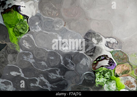 Reflet des escaliers et des plantes dans une feuille de métal en forme de vague Banque D'Images