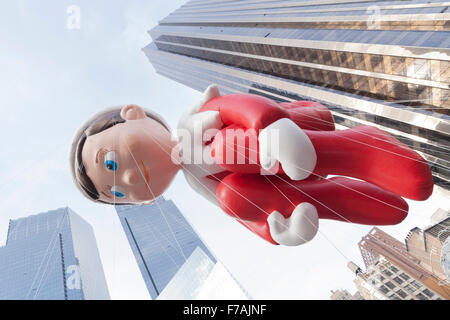 New York, NY USA - 26 novembre 2015 : Elf géant sur la plate-forme de vol en ballon à la 89e assemblée annuelle de Macy's Thanksgiving Day Parade sur Columbus Circle Banque D'Images