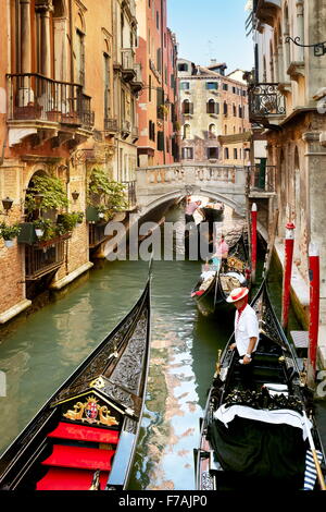 Gondoliers attendent les touristes, gondole vénitienne sur Canal, Venice, Veneto, Italie Banque D'Images