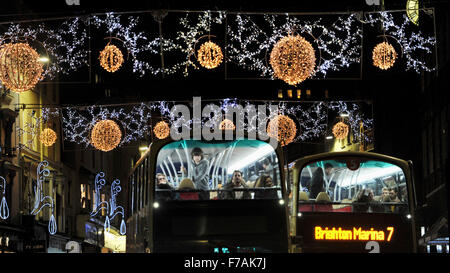 Brighton UK 27 novembre 2015 - Les passagers de ce bus obtenir une vue rapprochée de la plate-forme supérieure des lumières de Noël dans la région de North Street Brighton comme ils voyage à la maison de shopping sur le Black Friday Banque D'Images