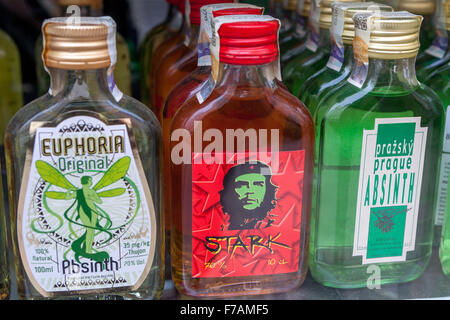 Vest Pocket-bouteilles d'absinthe boutique, vitrine, Prague, République Tchèque Banque D'Images