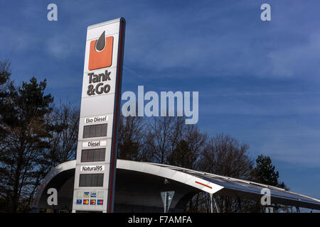 Tank & Go station d'essence libre-service sign, République Tchèque Banque D'Images