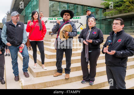 Les chefs de la nation Tsilhqot'in à l'extérieur des tribunaux provinciaux de rallye, Vancouver, British Columbia, Canada Banque D'Images