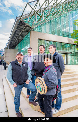 Les chefs de la nation Tsilhqot'in à l'extérieur des tribunaux de la loi provinciale, Vancouver, British Columbia, Canada Banque D'Images