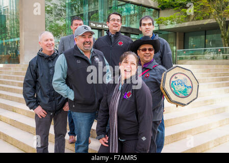 Chefs indiens de la Colombie-Britannique avec Joe Foy de la Wilderness Committee, en dehors des tribunaux de la loi provinciale, Vancouver, British Columbia, Canada Banque D'Images