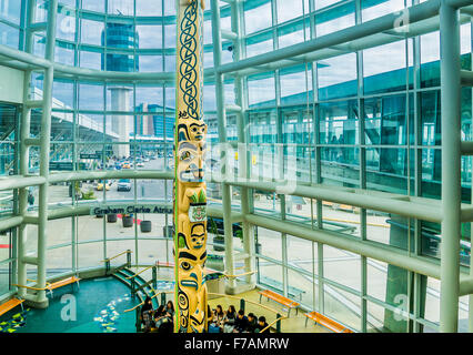 Totem, Graham Clarke Atrium, l'aéroport de Vancouver, Vancouver, Richmond, British Columbia, Canada Banque D'Images