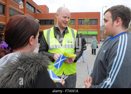 Parti national écossais (SNP) militants parler aux électeurs dans Glasgow. Banque D'Images