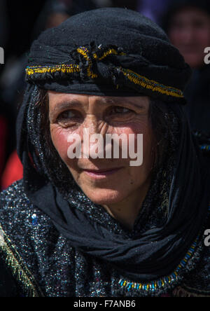 Personnes âgées femmes kurdes Pendant Achoura célébration, le jour de la mort de l'Imam Hussein, province du Kurdistan, Bijar, Iran Banque D'Images