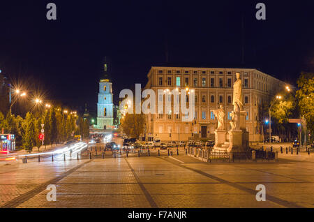 La place Mykhailivska de Kiev Banque D'Images