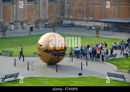 L'on voit ici est une sculpture réalisée par l'artiste italien, Arnoldo Pomodoro, intitulé 'Sphere dans Sphère.' Banque D'Images