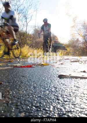 Les cyclistes ride le long d'un sentier de randonnée à vélo dans la région de Adams humide, Massachusetts. Banque D'Images
